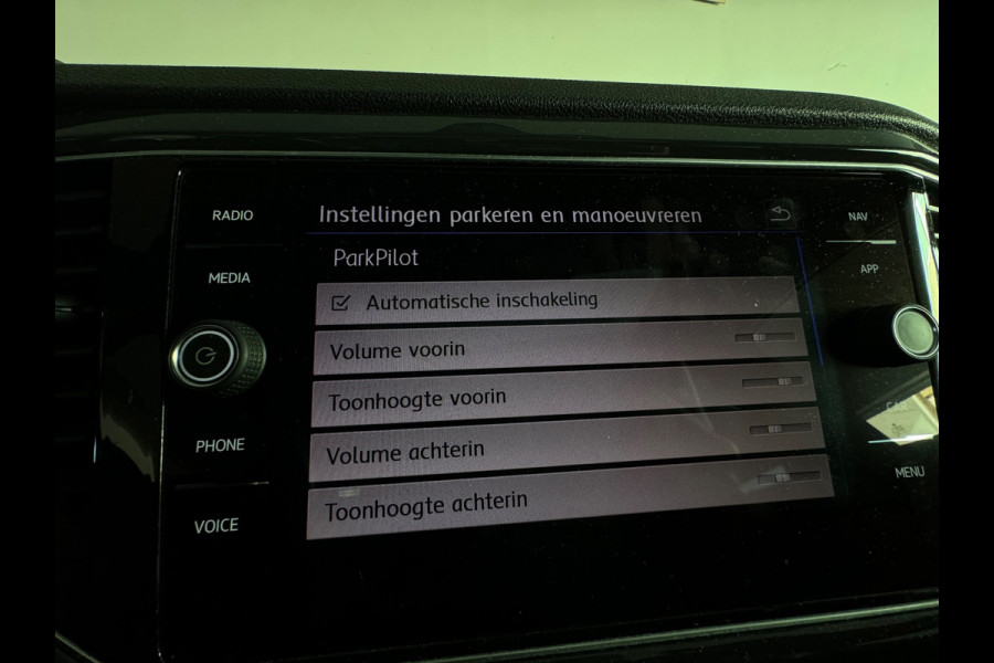 Volkswagen T-Roc 1.5 TSI Sport Pano|Keyless|Camera|Sfeer|ACC