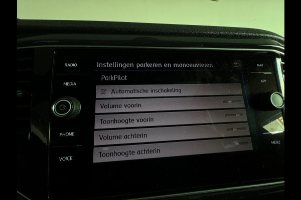 Volkswagen T-Roc 1.5 TSI Sport Pano|Keyless|Camera|Sfeer|ACC