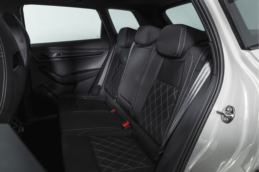 Škoda Karoq 1.5 TSI ACT 150 PK Sportline Business | Afn. Trekhaak | Dig. Cockpit | Adapt. Cruise | Stoel-+Stuurverw. | Matrix LED | Camera | NAV+App. Connect | ECC | Elek. Klep | LM 18" |