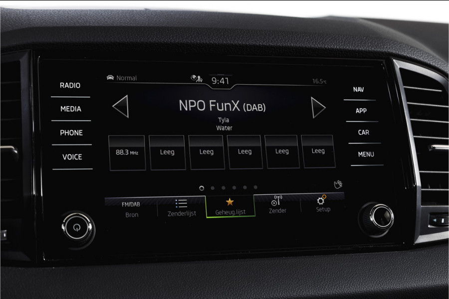 Škoda Karoq 1.5 TSI ACT 150 PK Sportline Business | Afn. Trekhaak | Dig. Cockpit | Adapt. Cruise | Stoel-+Stuurverw. | Matrix LED | Camera | NAV+App. Connect | ECC | Elek. Klep | LM 18" |