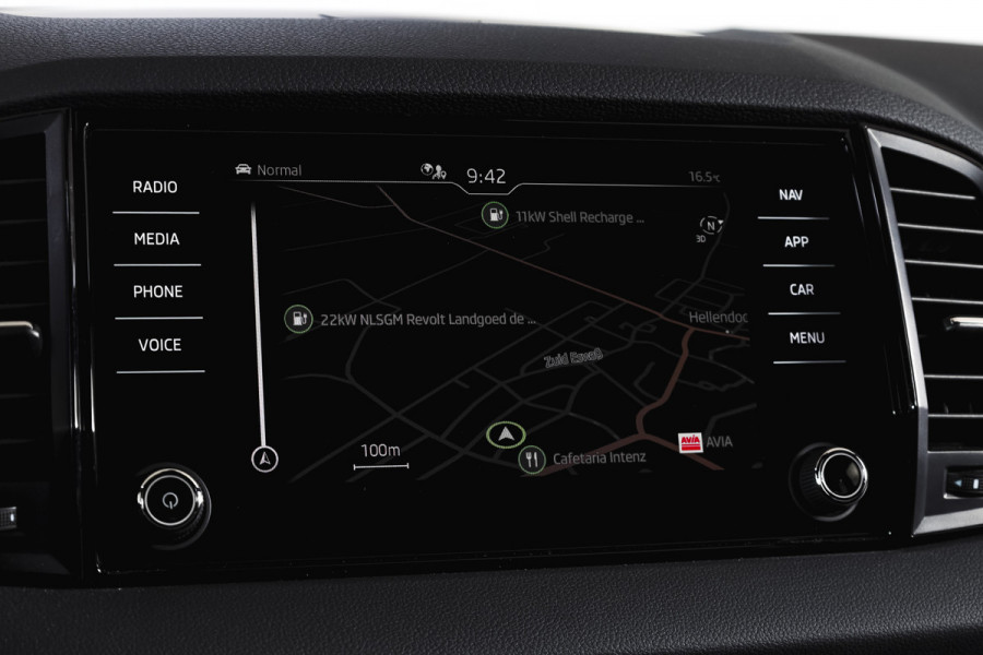 Škoda Karoq 1.5 TSI ACT 150 PK Sportline Business | Afn. Trekhaak | Dig. Cockpit | Adapt. Cruise | Stoel-+Stuurverw. | Matrix LED | Camera | NAV+App. Connect | ECC | Elek. Klep | LM 18" |