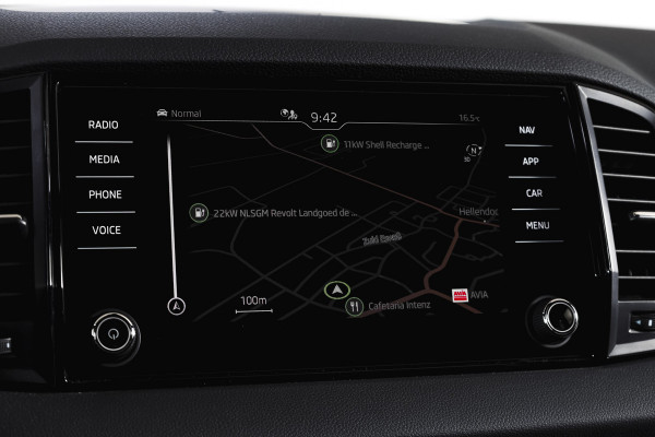 Škoda Karoq 1.5 TSI ACT 150 PK Sportline Business | Afn. Trekhaak | Dig. Cockpit | Adapt. Cruise | Stoel-+Stuurverw. | Matrix LED | Camera | NAV+App. Connect | ECC | Elek. Klep | LM 18" |