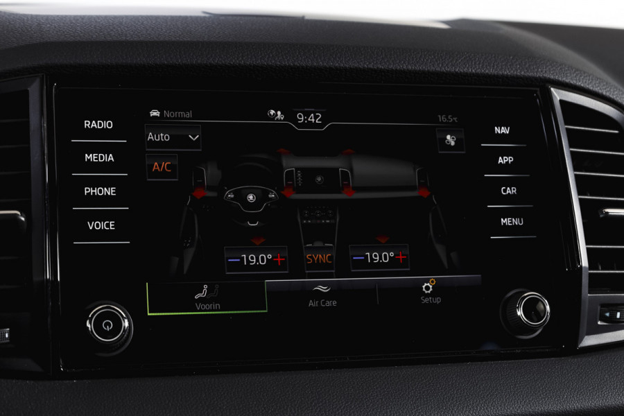 Škoda Karoq 1.5 TSI ACT 150 PK Sportline Business | Afn. Trekhaak | Dig. Cockpit | Adapt. Cruise | Stoel-+Stuurverw. | Matrix LED | Camera | NAV+App. Connect | ECC | Elek. Klep | LM 18" |