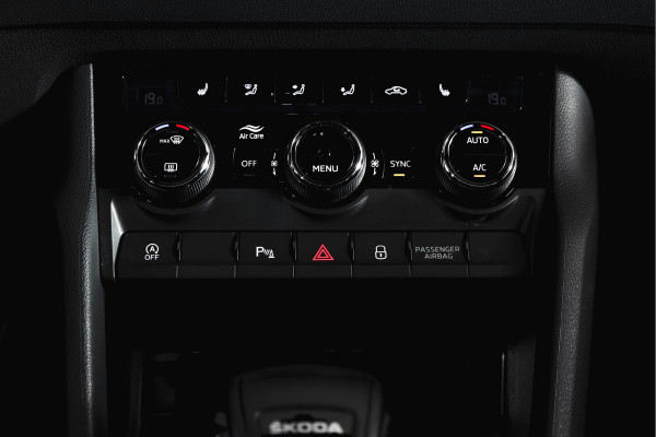 Škoda Karoq 1.5 TSI ACT 150 PK Sportline Business | Afn. Trekhaak | Dig. Cockpit | Adapt. Cruise | Stoel-+Stuurverw. | Matrix LED | Camera | NAV+App. Connect | ECC | Elek. Klep | LM 18" |