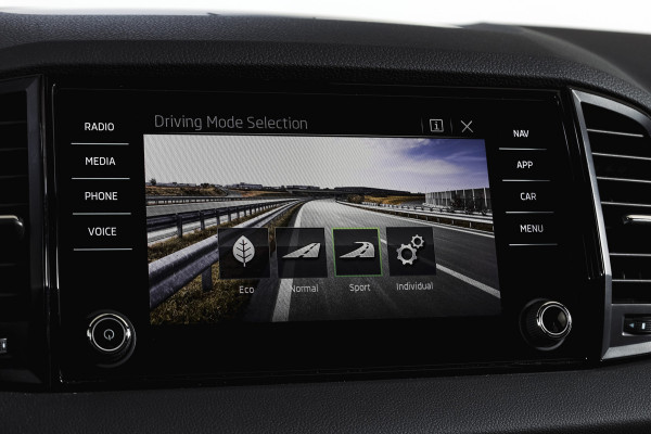 Škoda Karoq 1.5 TSI ACT 150 PK Sportline Business | Afn. Trekhaak | Dig. Cockpit | Adapt. Cruise | Stoel-+Stuurverw. | Matrix LED | Camera | NAV+App. Connect | ECC | Elek. Klep | LM 18" |