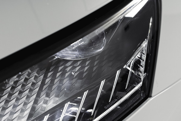 Škoda Karoq 1.5 TSI ACT 150 PK Sportline Business | Afn. Trekhaak | Dig. Cockpit | Adapt. Cruise | Stoel-+Stuurverw. | Matrix LED | Camera | NAV+App. Connect | ECC | Elek. Klep | LM 18" |