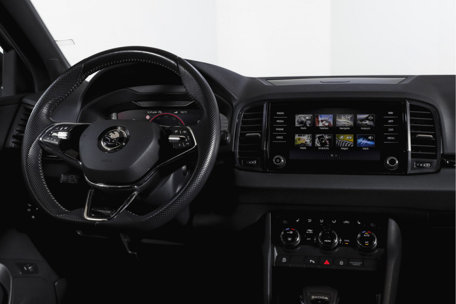 Škoda Karoq 1.5 TSI ACT 150 PK Sportline Business | Afn. Trekhaak | Dig. Cockpit | Adapt. Cruise | Stoel-+Stuurverw. | Matrix LED | Camera | NAV+App. Connect | ECC | Elek. Klep | LM 18" |