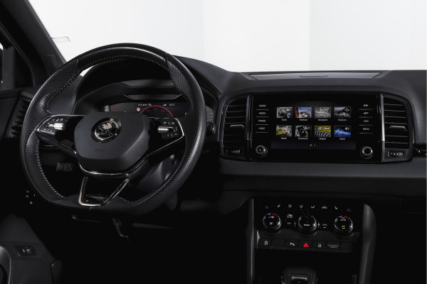 Škoda Karoq 1.5 TSI ACT 150 PK Sportline Business | Afn. Trekhaak | Dig. Cockpit | Adapt. Cruise | Stoel-+Stuurverw. | Matrix LED | Camera | NAV+App. Connect | ECC | Elek. Klep | LM 18" |
