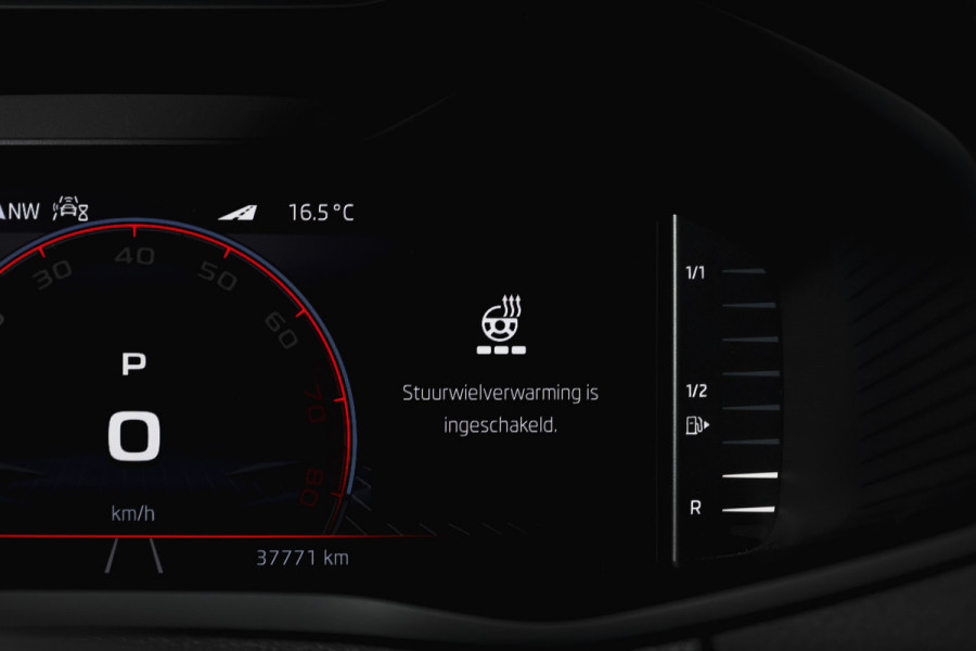 Škoda Karoq 1.5 TSI ACT 150 PK Sportline Business | Afn. Trekhaak | Dig. Cockpit | Adapt. Cruise | Stoel-+Stuurverw. | Matrix LED | Camera | NAV+App. Connect | ECC | Elek. Klep | LM 18" |