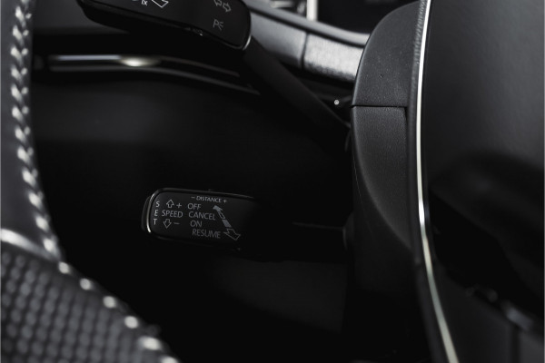 Škoda Karoq 1.5 TSI ACT 150 PK Sportline Business | Afn. Trekhaak | Dig. Cockpit | Adapt. Cruise | Stoel-+Stuurverw. | Matrix LED | Camera | NAV+App. Connect | ECC | Elek. Klep | LM 18" |