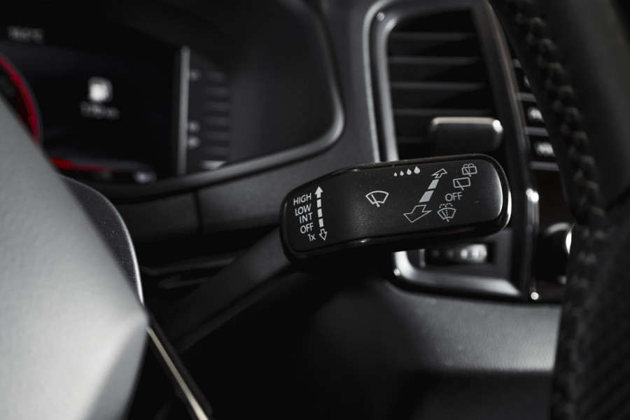 Škoda Karoq 1.5 TSI ACT 150 PK Sportline Business | Afn. Trekhaak | Dig. Cockpit | Adapt. Cruise | Stoel-+Stuurverw. | Matrix LED | Camera | NAV+App. Connect | ECC | Elek. Klep | LM 18" |