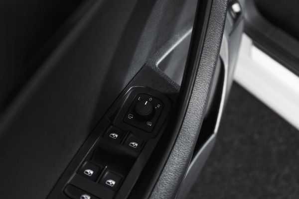 Škoda Karoq 1.5 TSI ACT 150 PK Sportline Business | Afn. Trekhaak | Dig. Cockpit | Adapt. Cruise | Stoel-+Stuurverw. | Matrix LED | Camera | NAV+App. Connect | ECC | Elek. Klep | LM 18" |