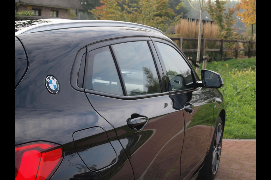 BMW X2 sDrive18i High Executive | M-pakket | Camera | Head-Up Display | Navi | Afneembare Trekhaak | NL-Auto |