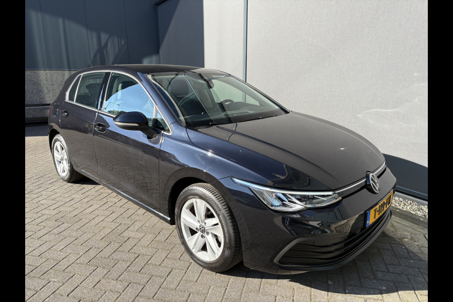 Volkswagen Golf 1.0 TSI Life Airco - Apple carplay - Parkeersensoren - Navigatie - Draadloze telefoonlader - Licht metalen velgen 16 inch - Keyless start - Led verlichting - Radio - Bluetooth - Cruise control - Centrale vergrendeling met afstandsbediening - Start/stop systeem - Stuur leder - Stuur multifunctioneel