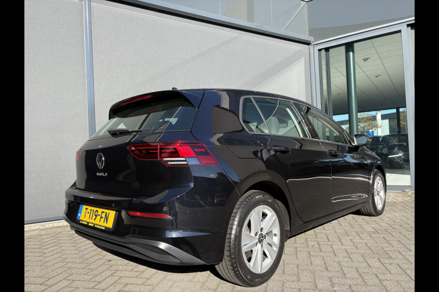 Volkswagen Golf 1.0 TSI Life Airco - Apple carplay - Parkeersensoren - Navigatie - Draadloze telefoonlader - Licht metalen velgen 16 inch - Keyless start - Led verlichting - Radio - Bluetooth - Cruise control - Centrale vergrendeling met afstandsbediening - Start/stop systeem - Stuur leder - Stuur multifunctioneel