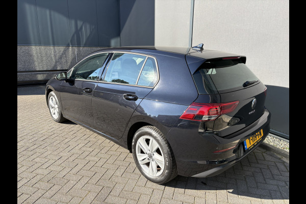Volkswagen Golf 1.0 TSI Life Airco - Apple carplay - Parkeersensoren - Navigatie - Draadloze telefoonlader - Licht metalen velgen 16 inch - Keyless start - Led verlichting - Radio - Bluetooth - Cruise control - Centrale vergrendeling met afstandsbediening - Start/stop systeem - Stuur leder - Stuur multifunctioneel