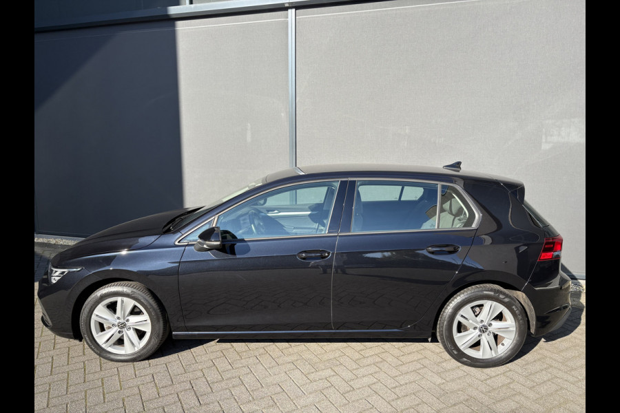 Volkswagen Golf 1.0 TSI Life Airco - Apple carplay - Parkeersensoren - Navigatie - Draadloze telefoonlader - Licht metalen velgen 16 inch - Keyless start - Led verlichting - Radio - Bluetooth - Cruise control - Centrale vergrendeling met afstandsbediening - Start/stop systeem - Stuur leder - Stuur multifunctioneel