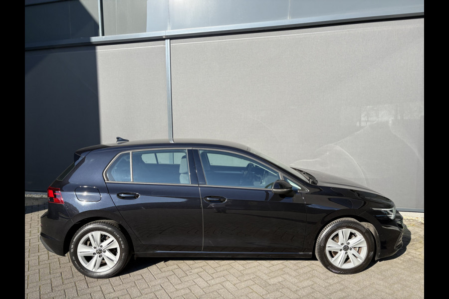 Volkswagen Golf 1.0 TSI Life Airco - Apple carplay - Parkeersensoren - Navigatie - Draadloze telefoonlader - Licht metalen velgen 16 inch - Keyless start - Led verlichting - Radio - Bluetooth - Cruise control - Centrale vergrendeling met afstandsbediening - Start/stop systeem - Stuur leder - Stuur multifunctioneel
