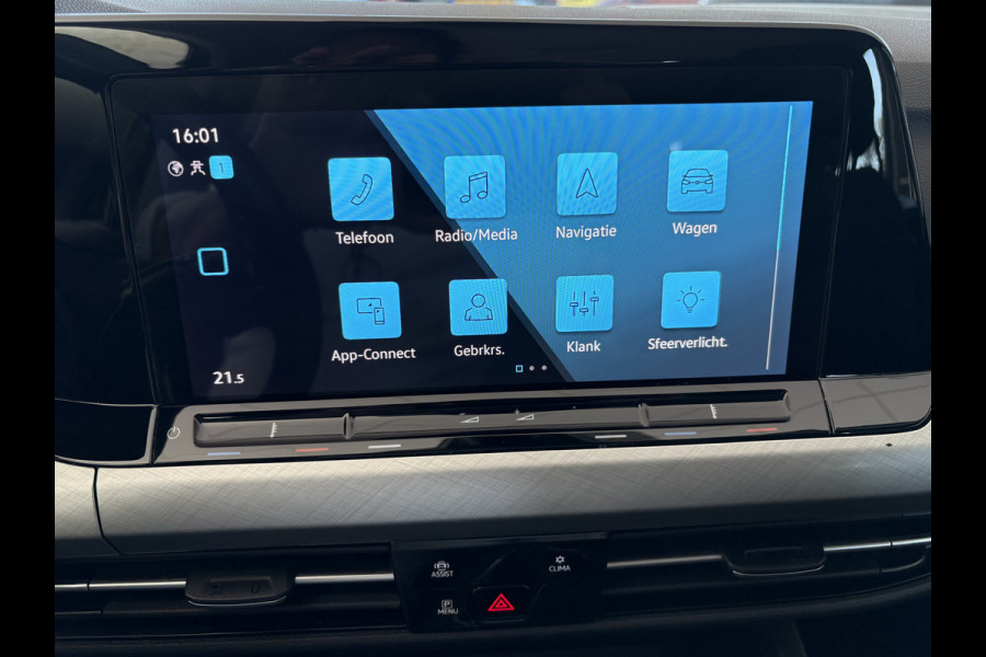 Volkswagen Golf 1.0 TSI Life Airco - Apple carplay - Parkeersensoren - Navigatie - Draadloze telefoonlader - Licht metalen velgen 16 inch - Keyless start - Led verlichting - Radio - Bluetooth - Cruise control - Centrale vergrendeling met afstandsbediening - Start/stop systeem - Stuur leder - Stuur multifunctioneel