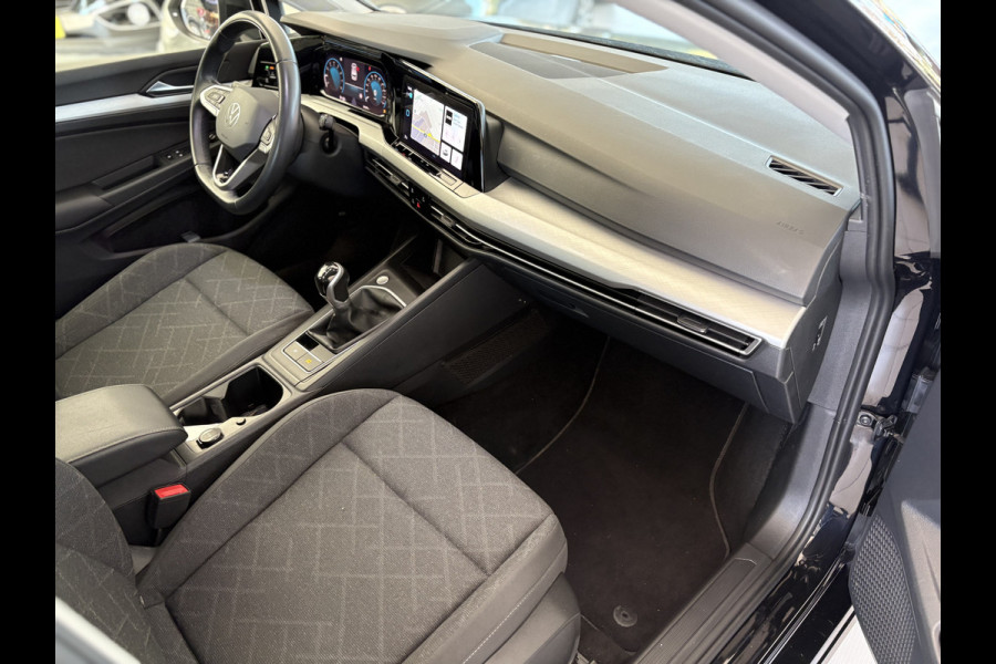 Volkswagen Golf 1.0 TSI Life Airco - Apple carplay - Parkeersensoren - Navigatie - Draadloze telefoonlader - Licht metalen velgen 16 inch - Keyless start - Led verlichting - Radio - Bluetooth - Cruise control - Centrale vergrendeling met afstandsbediening - Start/stop systeem - Stuur leder - Stuur multifunctioneel