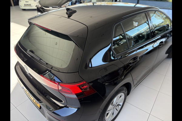 Volkswagen Golf 1.0 TSI Life Airco - Apple carplay - Parkeersensoren - Navigatie - Draadloze telefoonlader - Licht metalen velgen 16 inch - Keyless start - Led verlichting - Radio - Bluetooth - Cruise control - Centrale vergrendeling met afstandsbediening - Start/stop systeem - Stuur leder - Stuur multifunctioneel