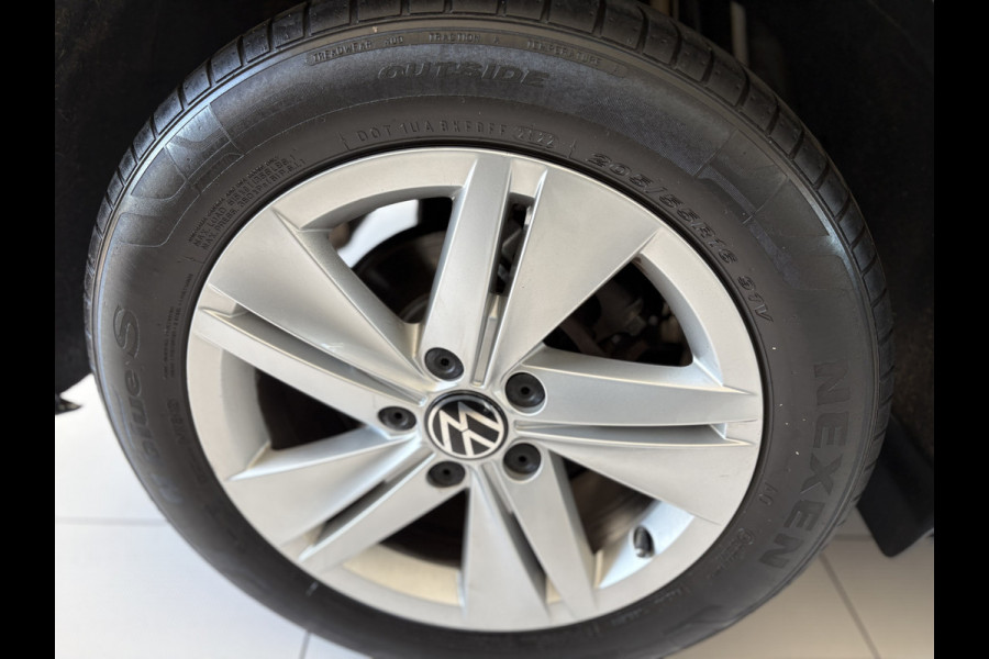 Volkswagen Golf 1.0 TSI Life Airco - Apple carplay - Parkeersensoren - Navigatie - Draadloze telefoonlader - Licht metalen velgen 16 inch - Keyless start - Led verlichting - Radio - Bluetooth - Cruise control - Centrale vergrendeling met afstandsbediening - Start/stop systeem - Stuur leder - Stuur multifunctioneel