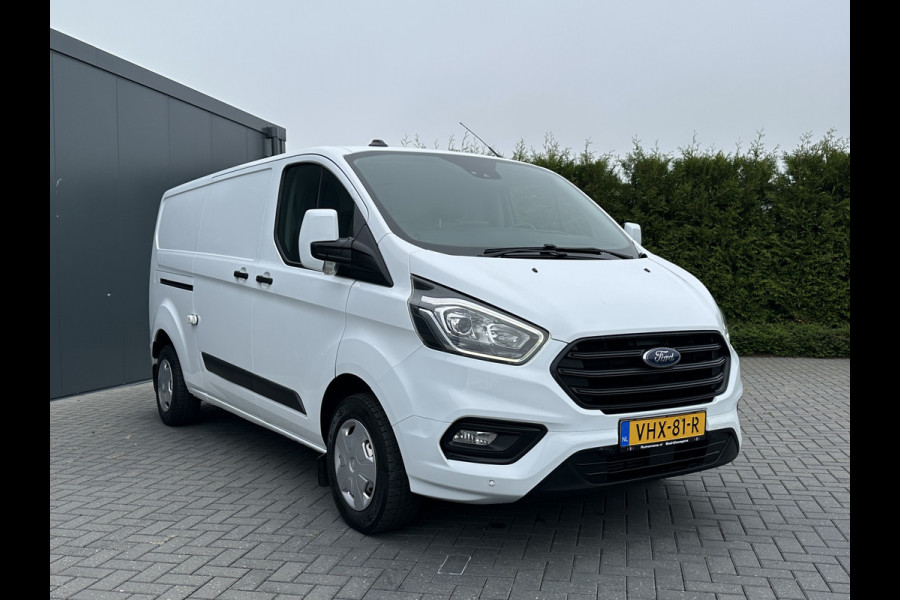Ford Transit Custom 2.0 TDCI / L2H1 / 1e EIG. / CAMERA / CARPLAY / AIRCO / CRUISE / VOORRUITVERW / 3 ZITS / PDC / 2.800 KG AHG