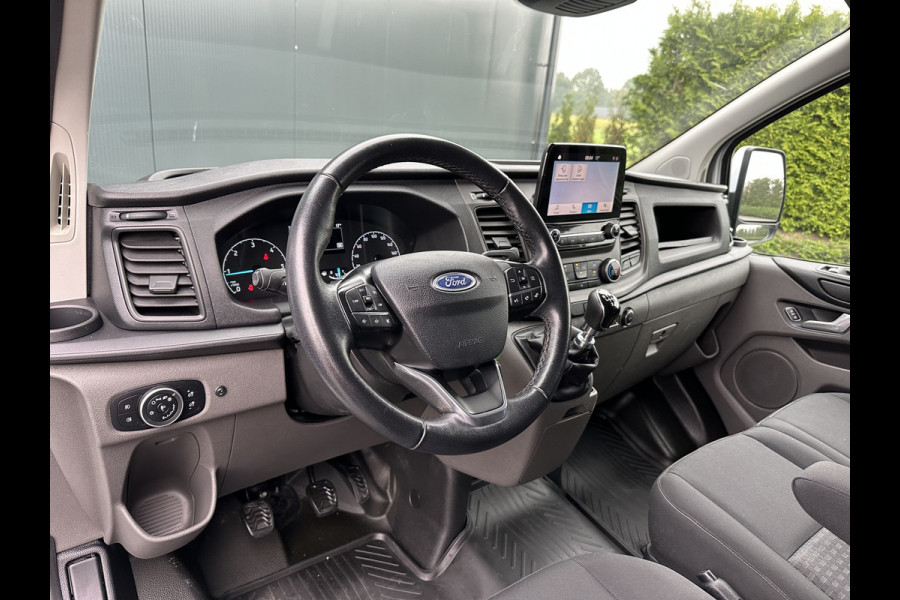 Ford Transit Custom 2.0 TDCI / L2H1 / 1e EIG. / CAMERA / CARPLAY / AIRCO / CRUISE / VOORRUITVERW / 3 ZITS / PDC / 2.800 KG AHG