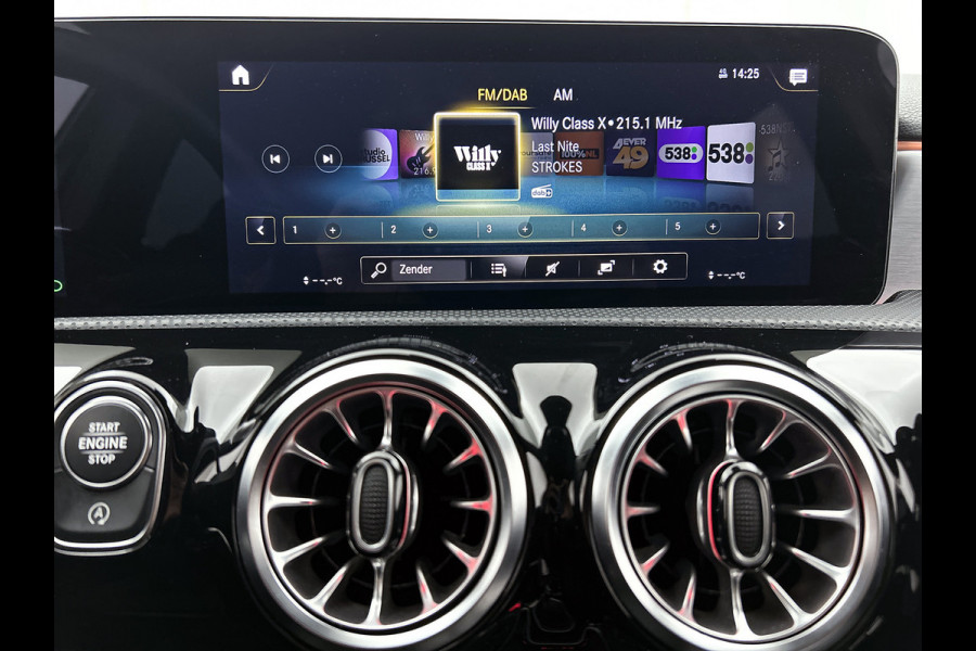 Mercedes-Benz A-Klasse 180 Business Solution AMG | AMG-Line In en Exterieur | Sfeerverlichting | Navigatie | Achteruitrijcamera | Inclusief 24 maanden MB Certified garantie voor Europa.