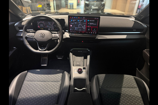 Volkswagen T-Roc 1.5 eTsi R-Line First Edition|Pano|Matrix|Keyless|H&K|HUD|360|Trekhaak|