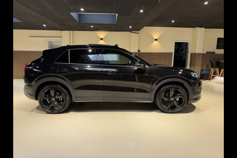 Volkswagen T-Roc 1.5 eTsi R-Line First Edition|Pano|Matrix|Keyless|H&K|HUD|360|Trekhaak|