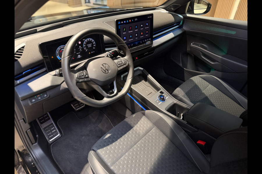 Volkswagen T-Roc 1.5 eTsi R-Line First Edition|Pano|Matrix|Keyless|H&K|HUD|360|Trekhaak|