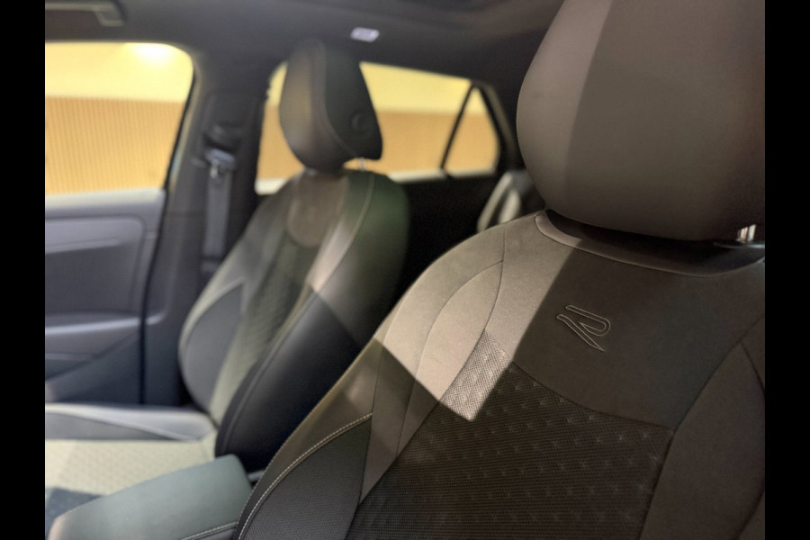 Volkswagen T-Roc 1.5 eTsi R-Line First Edition|Pano|Matrix|Keyless|H&K|HUD|360|Trekhaak|