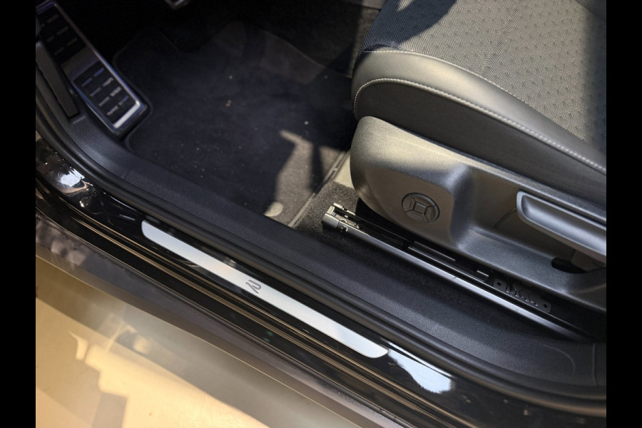 Volkswagen T-Roc 1.5 eTsi R-Line First Edition|Pano|Matrix|Keyless|H&K|HUD|360|Trekhaak|