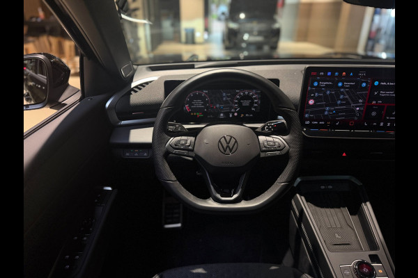 Volkswagen T-Roc 1.5 eTsi R-Line First Edition|Pano|Matrix|Keyless|H&K|HUD|360|Trekhaak|