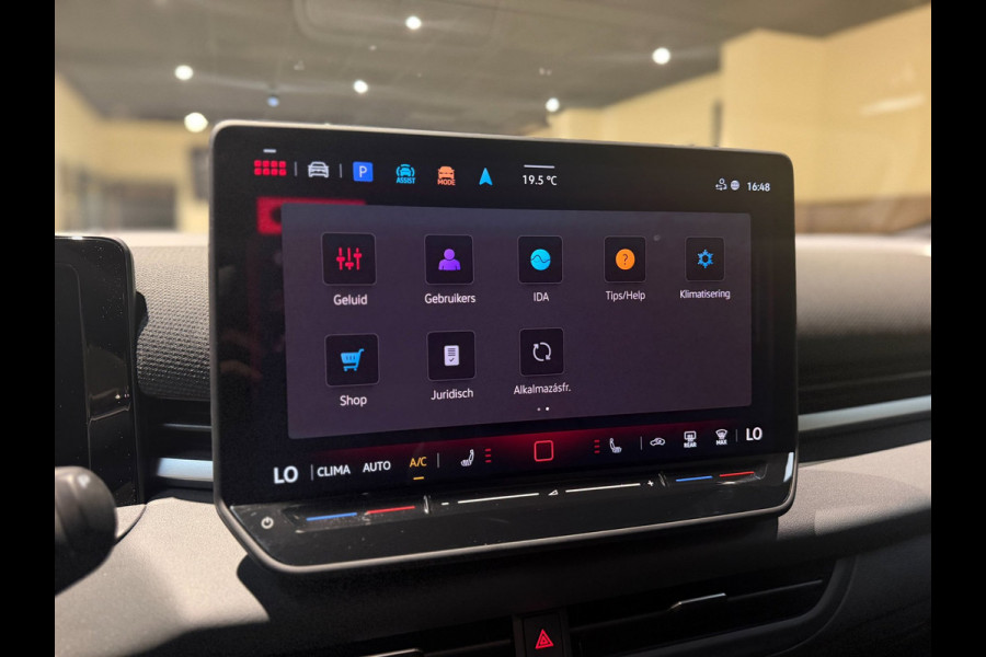 Volkswagen T-Roc 1.5 eTsi R-Line First Edition|Pano|Matrix|Keyless|H&K|HUD|360|Trekhaak|