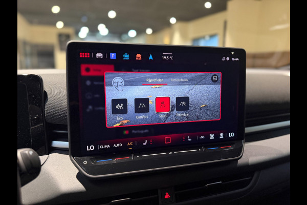 Volkswagen T-Roc 1.5 eTsi R-Line First Edition|Pano|Matrix|Keyless|H&K|HUD|360|Trekhaak|
