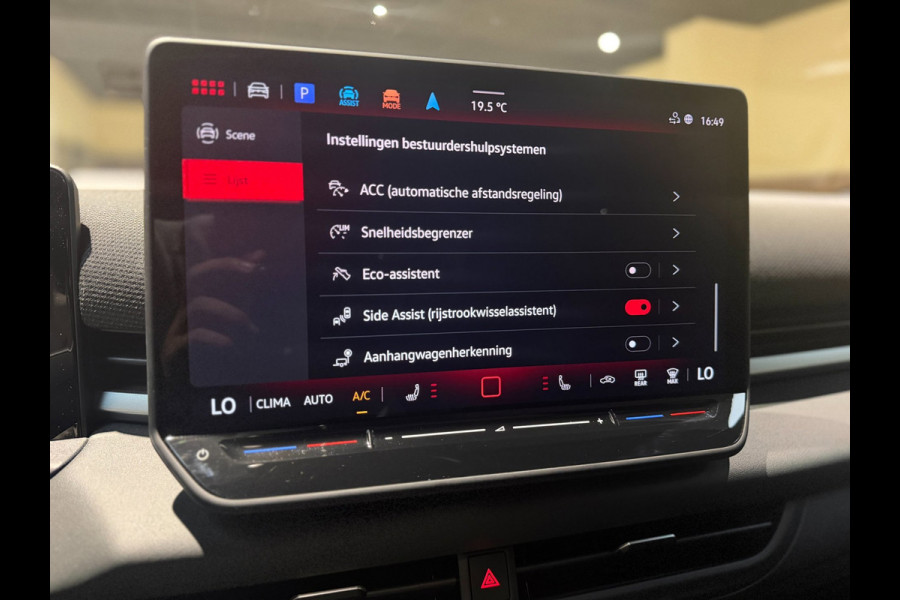 Volkswagen T-Roc 1.5 eTsi R-Line First Edition|Pano|Matrix|Keyless|H&K|HUD|360|Trekhaak|