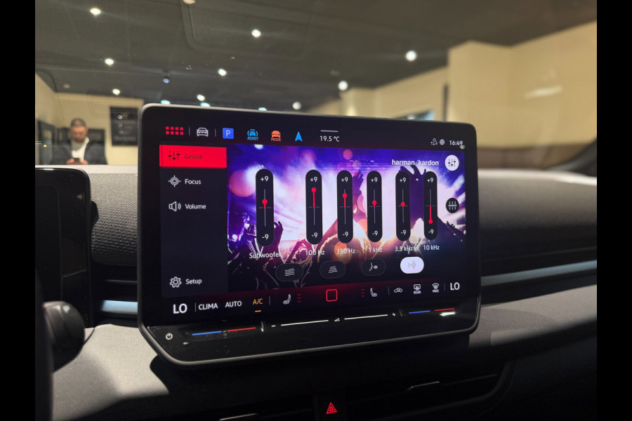 Volkswagen T-Roc 1.5 eTsi R-Line First Edition|Pano|Matrix|Keyless|H&K|HUD|360|Trekhaak|