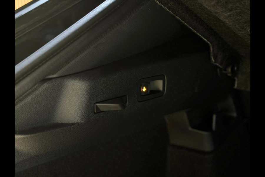 Volkswagen T-Roc 1.5 eTsi R-Line First Edition|Pano|Matrix|Keyless|H&K|HUD|360|Trekhaak|