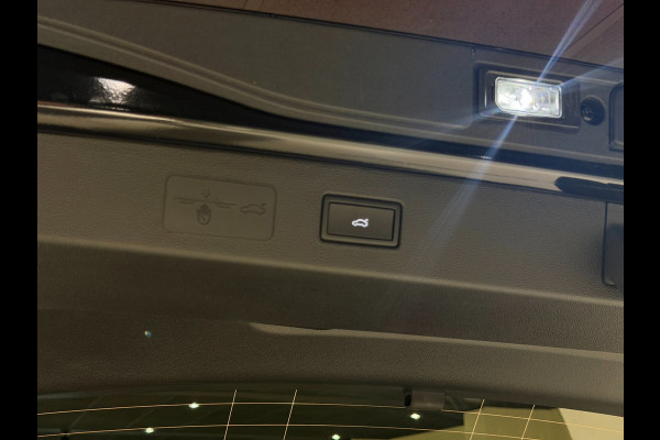 Volkswagen T-Roc 1.5 eTsi R-Line First Edition|Pano|Matrix|Keyless|H&K|HUD|360|Trekhaak|