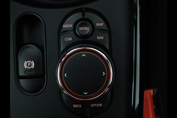 MINI Clubman 1.5 Cooper Business Edition Pano.Dak | Automaat | Apple Carplay | LED | Navigatie | Stoelverwarming |