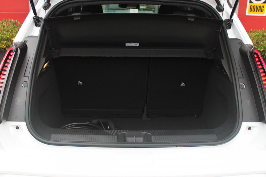 Renault 5 COMFORT RANGE ICONIC CINQ 52 kWh *NIEUWE AUTO!* | PACK WINTER: (ELEKTRISCH VERWARMBARE VOORSTOELEN/ELEKTRISCH VERWARMBAAR STUURWIEL, BESTUURDERSSTOEL MET ELEKTRISCH VERSTELBARE LENDESTEUN, IN HOOGTE VERSTELBARE PASSAGIERSSTOEL) | DAKLIJST ROUGE | PACK PARKING: (FULL EASY PARKING ASSIST MET PARKEERSENSOREN AAN VOOR- EN ZIJKANT) | ADAPTIVE CRUISE CONTROL | AUTOMATISCH INPARKEREN | FULL LED KOPLAMPEN MET MICRO OPTICS EN FRANSE FLAG | FLANK GUARD PROTECTION MAKKELIJK INPARKEREN MET VISUELE EN AKOESTISCHE SIGNALEN | 18" LICHTMETALEN VELGEN "CHRONO" | TWO TONE CARROSSERIEKLE
