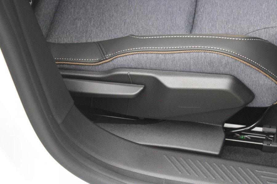 Renault 5 COMFORT RANGE ICONIC CINQ 52 kWh *NIEUWE AUTO!* | PACK WINTER: (ELEKTRISCH VERWARMBARE VOORSTOELEN/ELEKTRISCH VERWARMBAAR STUURWIEL, BESTUURDERSSTOEL MET ELEKTRISCH VERSTELBARE LENDESTEUN, IN HOOGTE VERSTELBARE PASSAGIERSSTOEL) | DAKLIJST ROUGE | PACK PARKING: (FULL EASY PARKING ASSIST MET PARKEERSENSOREN AAN VOOR- EN ZIJKANT) | ADAPTIVE CRUISE CONTROL | AUTOMATISCH INPARKEREN | FULL LED KOPLAMPEN MET MICRO OPTICS EN FRANSE FLAG | FLANK GUARD PROTECTION MAKKELIJK INPARKEREN MET VISUELE EN AKOESTISCHE SIGNALEN | 18" LICHTMETALEN VELGEN "CHRONO" | TWO TONE CARROSSERIEKLE