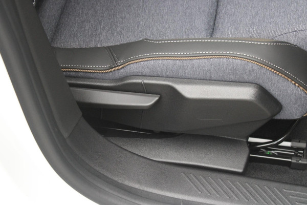 Renault 5 COMFORT RANGE ICONIC CINQ 52 kWh *NIEUWE AUTO!* | PACK WINTER: (ELEKTRISCH VERWARMBARE VOORSTOELEN/ELEKTRISCH VERWARMBAAR STUURWIEL, BESTUURDERSSTOEL MET ELEKTRISCH VERSTELBARE LENDESTEUN, IN HOOGTE VERSTELBARE PASSAGIERSSTOEL) | DAKLIJST ROUGE | PACK PARKING: (FULL EASY PARKING ASSIST MET PARKEERSENSOREN AAN VOOR- EN ZIJKANT) | ADAPTIVE CRUISE CONTROL | AUTOMATISCH INPARKEREN | FULL LED KOPLAMPEN MET MICRO OPTICS EN FRANSE FLAG | FLANK GUARD PROTECTION MAKKELIJK INPARKEREN MET VISUELE EN AKOESTISCHE SIGNALEN | 18" LICHTMETALEN VELGEN "CHRONO" | TWO TONE CARROSSERIEKLE