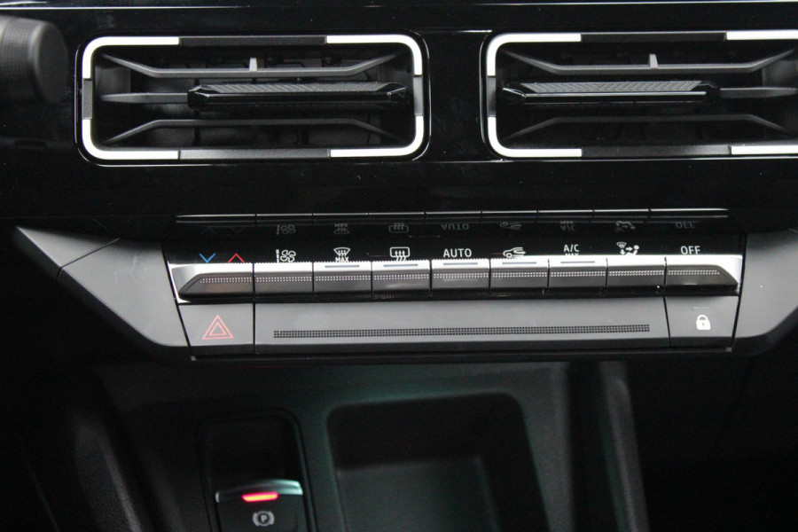 Renault 5 COMFORT RANGE ICONIC CINQ 52 kWh *NIEUWE AUTO!* | PACK WINTER: (ELEKTRISCH VERWARMBARE VOORSTOELEN/ELEKTRISCH VERWARMBAAR STUURWIEL, BESTUURDERSSTOEL MET ELEKTRISCH VERSTELBARE LENDESTEUN, IN HOOGTE VERSTELBARE PASSAGIERSSTOEL) | DAKLIJST ROUGE | PACK PARKING: (FULL EASY PARKING ASSIST MET PARKEERSENSOREN AAN VOOR- EN ZIJKANT) | ADAPTIVE CRUISE CONTROL | AUTOMATISCH INPARKEREN | FULL LED KOPLAMPEN MET MICRO OPTICS EN FRANSE FLAG | FLANK GUARD PROTECTION MAKKELIJK INPARKEREN MET VISUELE EN AKOESTISCHE SIGNALEN | 18" LICHTMETALEN VELGEN "CHRONO" | TWO TONE CARROSSERIEKLE