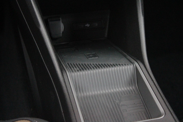 Renault 5 COMFORT RANGE ICONIC CINQ 52 kWh *NIEUWE AUTO!* | PACK WINTER: (ELEKTRISCH VERWARMBARE VOORSTOELEN/ELEKTRISCH VERWARMBAAR STUURWIEL, BESTUURDERSSTOEL MET ELEKTRISCH VERSTELBARE LENDESTEUN, IN HOOGTE VERSTELBARE PASSAGIERSSTOEL) | DAKLIJST ROUGE | PACK PARKING: (FULL EASY PARKING ASSIST MET PARKEERSENSOREN AAN VOOR- EN ZIJKANT) | ADAPTIVE CRUISE CONTROL | AUTOMATISCH INPARKEREN | FULL LED KOPLAMPEN MET MICRO OPTICS EN FRANSE FLAG | FLANK GUARD PROTECTION MAKKELIJK INPARKEREN MET VISUELE EN AKOESTISCHE SIGNALEN | 18" LICHTMETALEN VELGEN "CHRONO" | TWO TONE CARROSSERIEKLE
