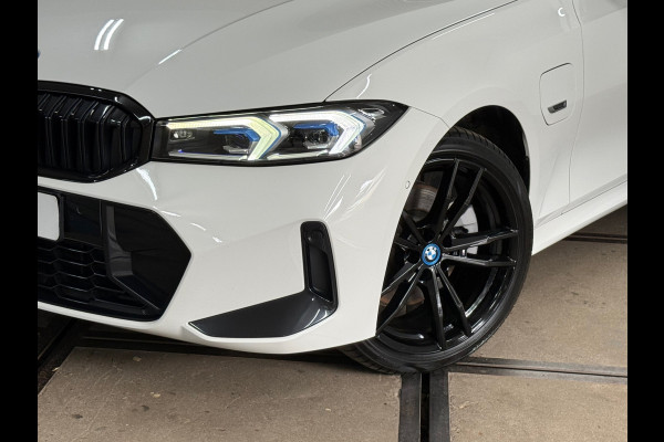 BMW 3 Serie Touring 330e M-Sport | xDrive |Shadowline | Elektrische Sporstoelen | 19” | Driving Assistant Professional | Head-Up
