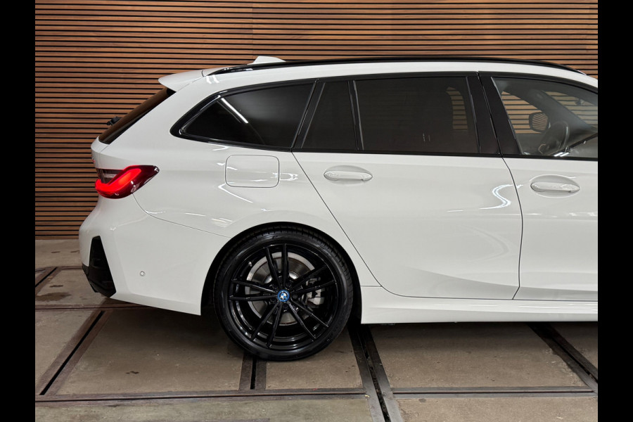 BMW 3 Serie Touring 330e M-Sport | xDrive |Shadowline | Elektrische Sporstoelen | 19” | Driving Assistant Professional | Head-Up