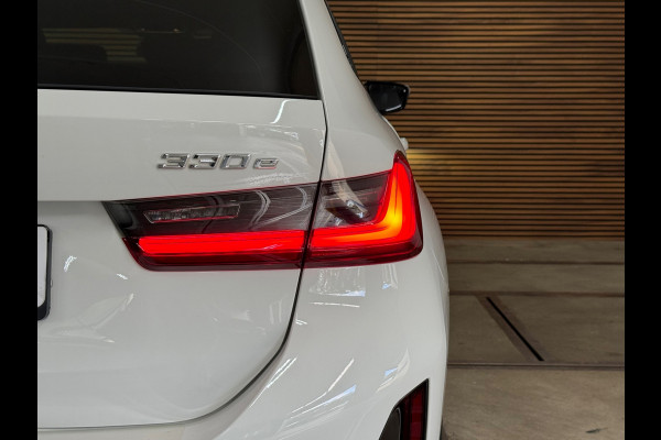 BMW 3 Serie Touring 330e M-Sport | xDrive |Shadowline | Elektrische Sporstoelen | 19” | Driving Assistant Professional | Head-Up